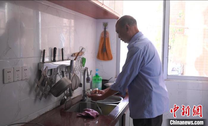 劉德才正在做家務?！W昌盛 攝