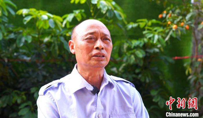 劉德才向記者講述往日的故事?！W昌盛 攝