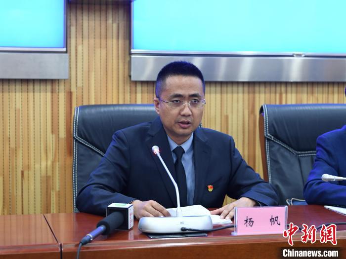 圖為青海省生態(tài)環(huán)境廳土壤和固廢管理處副處長(zhǎng)楊帆發(fā)言。　青海省生態(tài)環(huán)境廳 供圖