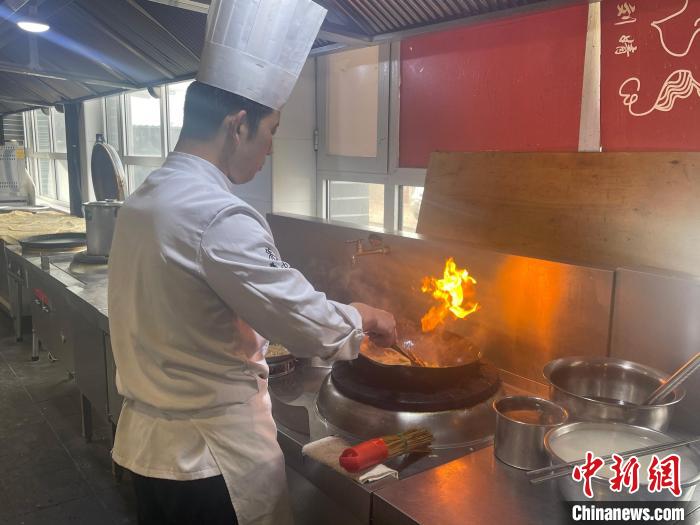 陳經(jīng)偉正在炒餅。　楊靜 攝