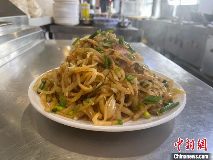 做好的長(zhǎng)子炒餅，吃時(shí)加香醋，配大蒜瓣，滿口生香?！铎o 攝