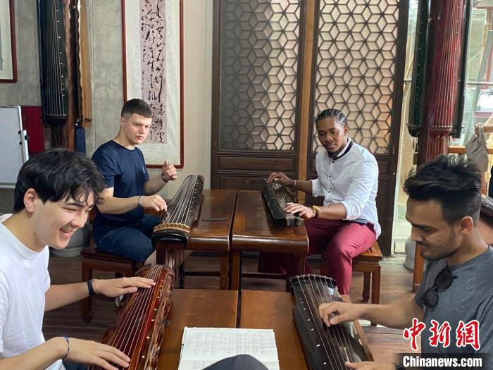 “Z世代”青年揚(yáng)州感受文化底蘊(yùn)?！〈藜衙?攝