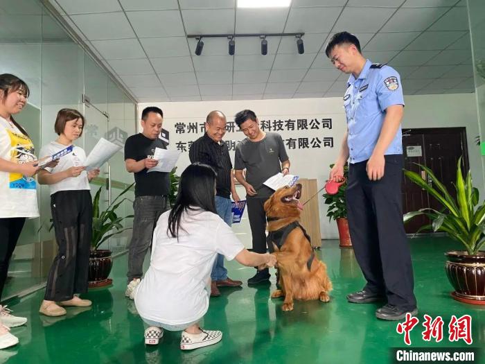 圖為民警帶毛毛出“任務”，毛毛成為“團寵”?！【?供圖