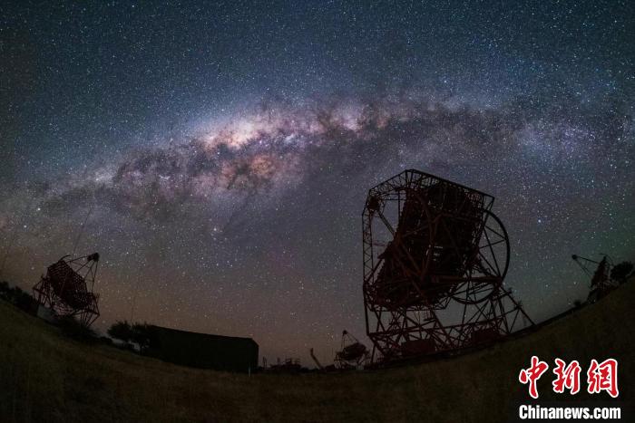 圖為璀璨的銀河拱橋。　戴建峰 攝