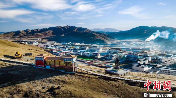 圖為俯瞰草原深處的青海省甘德縣。(資料圖) 上海援青干部聯(lián)絡(luò)組 供圖