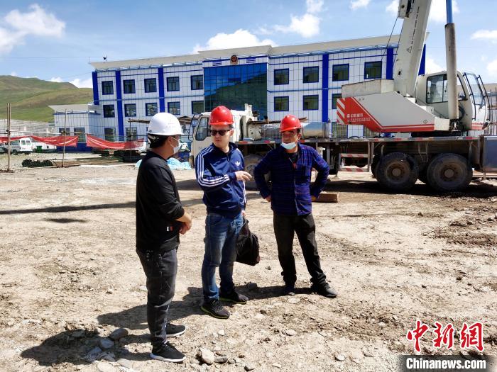 圖為上海援青干部在項(xiàng)目工地檢查工作。(資料圖) 上海援青干部聯(lián)絡(luò)組 供圖