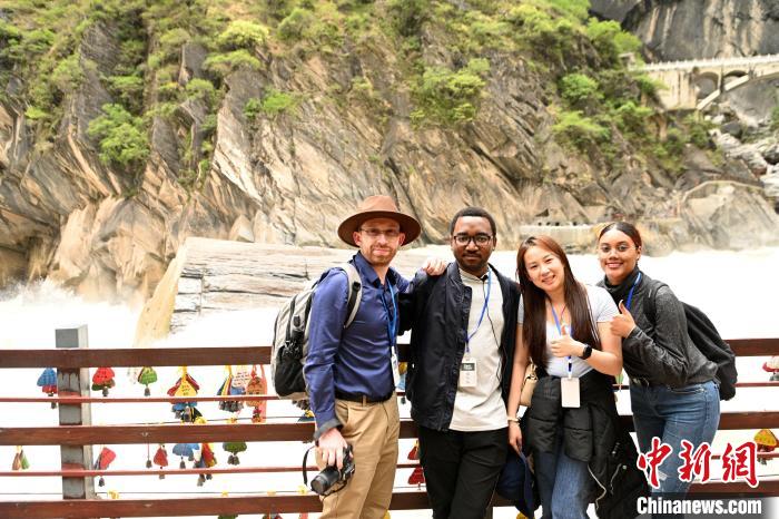 圖為各國“Z世代”青年探訪虎跳峽。　李嘉嫻 攝