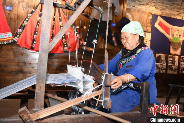 村民成“演員”，展示傳統(tǒng)手工藝?！钊A峰 攝