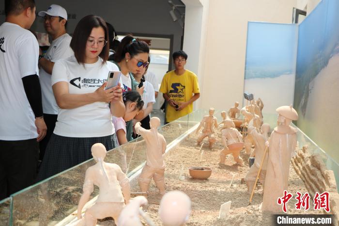 來自北京的車友參觀華家口運(yùn)河文化展館。　楊帥 攝