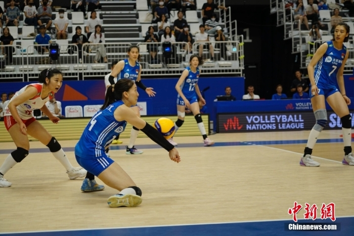 圖為中國隊球員鄭益昕在比賽中墊球。<a target='_blank' href='/'>中新社</a>記者 劉旭 攝