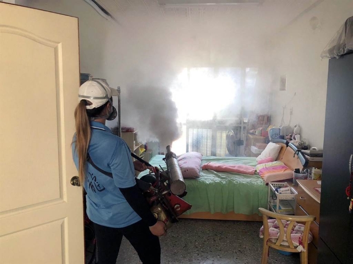 登革熱疫情嚴(yán)峻，臺(tái)南市登革熱防治中心持續(xù)進(jìn)行化學(xué)防治作業(yè)