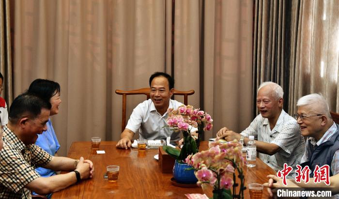 湄洲媽祖祖廟董事會(huì)董事長林金贊與參加活動(dòng)人員在湄洲媽祖祖廟思懿亭舉行座談會(huì)。　周建國 攝