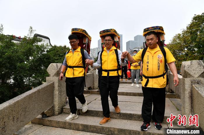 圖為資料圖，兩岸青年手牽手，從福州臺(tái)江區(qū)的三通橋頭出發(fā)?！蚊?攝