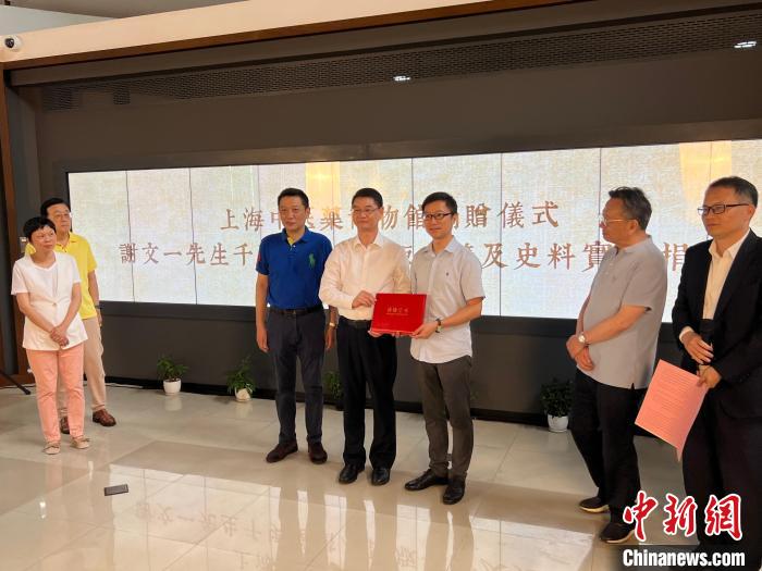 上海千頃堂書(shū)局后人向上海中醫(yī)藥博物館捐贈(zèng)珍貴醫(yī)書(shū)和瓷器