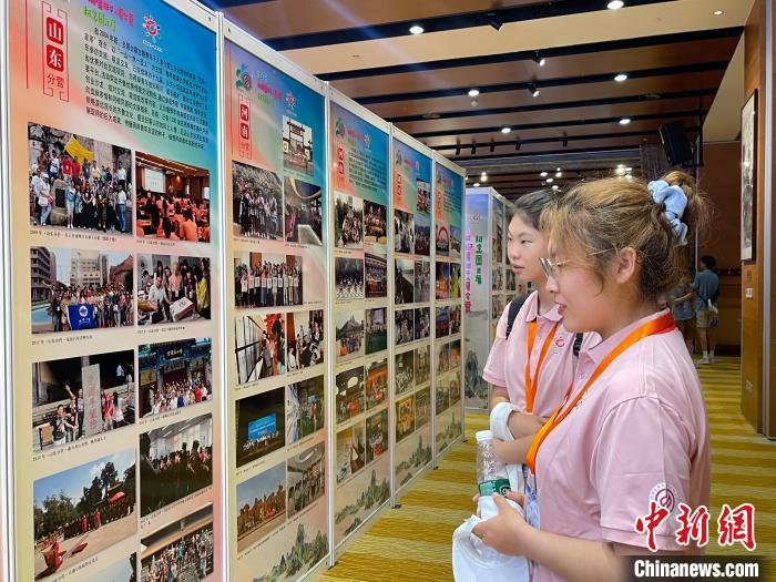 圖為夏令營志愿者參觀展覽?！≈熨R 攝