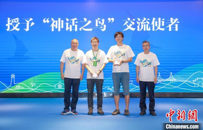 洪崇航和丁鵬被授予“神話之鳥”交流使者?！∴嵔芄﹫D