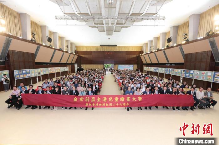 頒獎(jiǎng)禮大合影?！≈鬓k方 攝