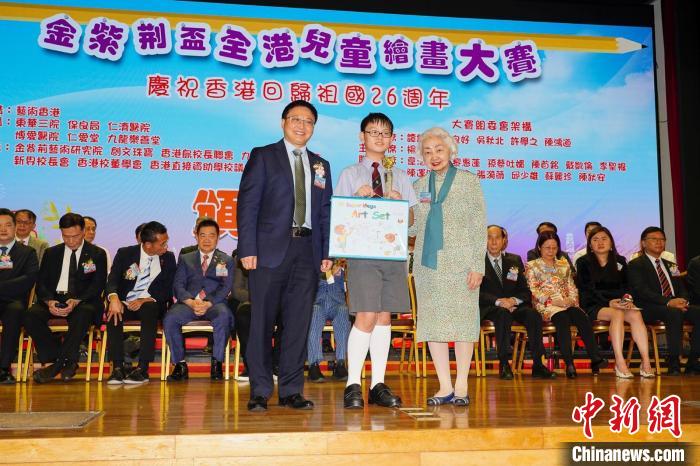 學(xué)生上臺(tái)領(lǐng)獎(jiǎng)?！≈鬓k方 攝