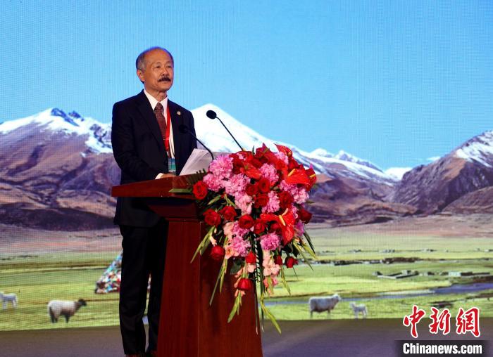 圖為西寧市臺(tái)協(xié)首任會(huì)長(zhǎng)林易陞致辭?！⊙Φ?攝