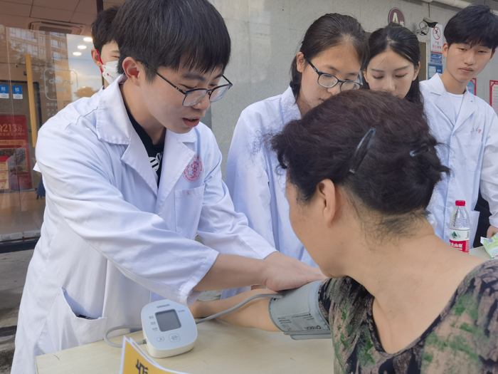 圖6-隊(duì)員們?yōu)樯鐓^(qū)居民提供志 圖6-隊(duì)員們?yōu)樯鐓^(qū)居民提供志