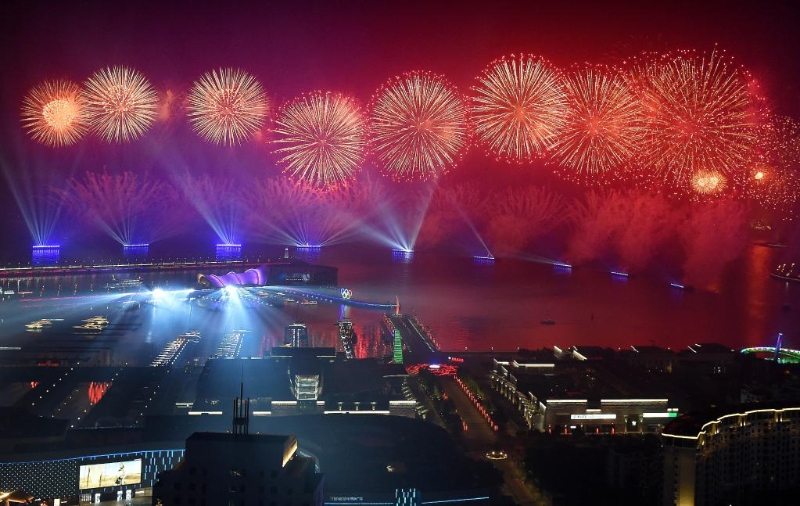 這是上合組織青島峰會期間舉行的《有朋自遠(yuǎn)方來》燈光焰火藝術(shù)表演。