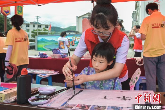 福建高校暑期社會(huì)實(shí)踐陸續(xù)開(kāi)展學(xué)子走村入戶(hù)服務(wù)鄉(xiāng)村振興