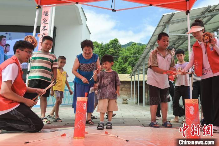 圖為投壺比賽活動(dòng)現(xiàn)場(chǎng)?！￡愐圾Q 攝