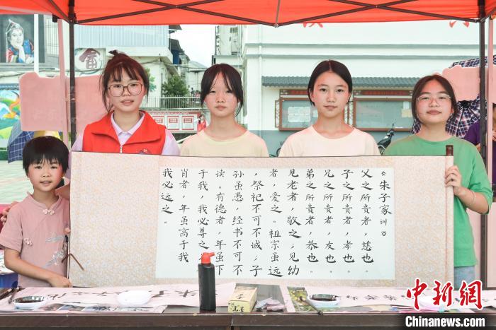 圖為書(shū)法作品展示?！￡愐圾Q 攝