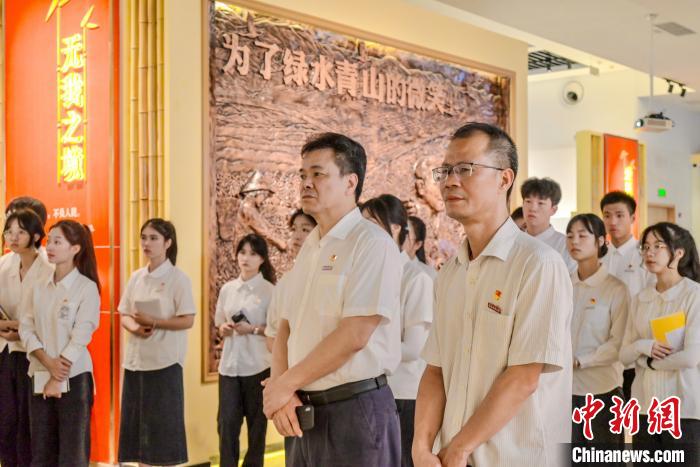 圖為師生們參觀廖俊波先進(jìn)事跡傳習(xí)地?！￡愐圾Q 　攝