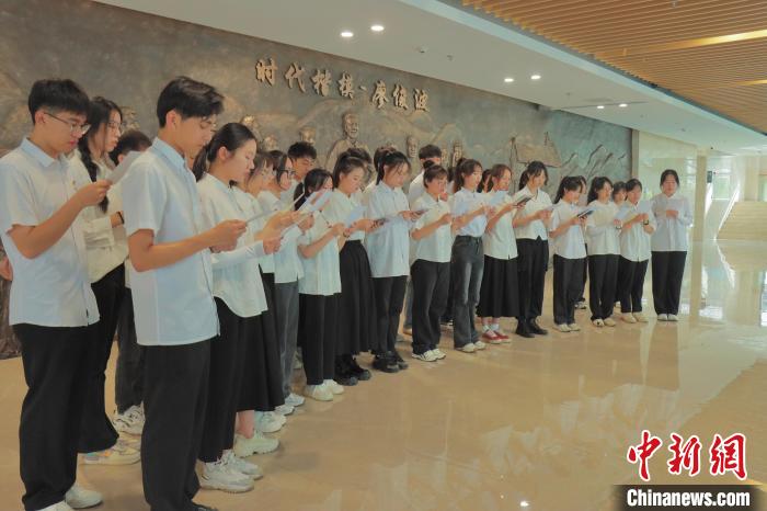 圖為協(xié)和學(xué)院學(xué)生在廖俊波先進(jìn)事跡傳習(xí)地內(nèi)共唱青春贊歌?！￡惔豪?攝