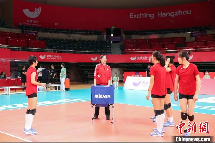 里約奧運會女排冠軍、中國U16女排國家隊教練劉曉彤與隊員交流 蔡俊 攝