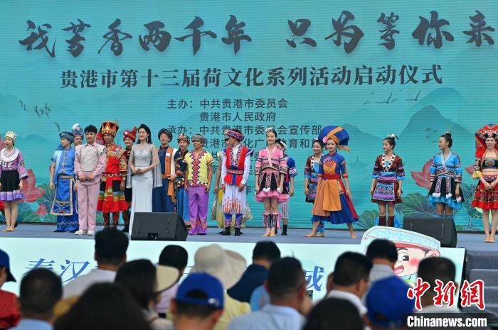 圖為民族歌舞表演現(xiàn)場?！∮峋?攝