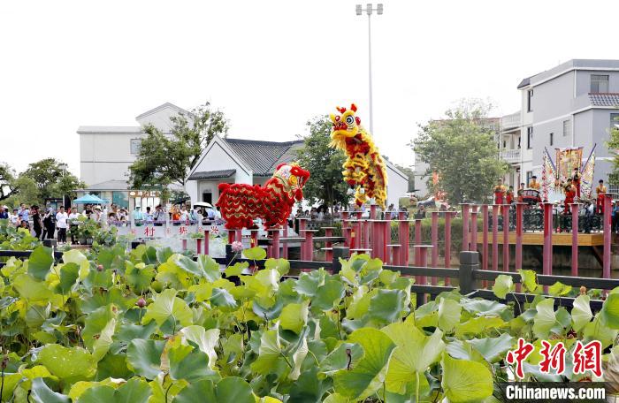 圖為水上醒獅表演?！￡愰帕?攝