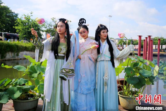圖為民眾體驗荷韻漢服秀?！⒅緦?攝