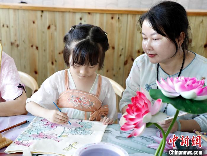 圖為民眾體驗荷文化主題活動。　陳榕玲 攝