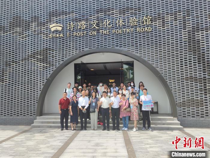 參加活動(dòng)的部分香港青年合影。　傅飛揚(yáng) 攝