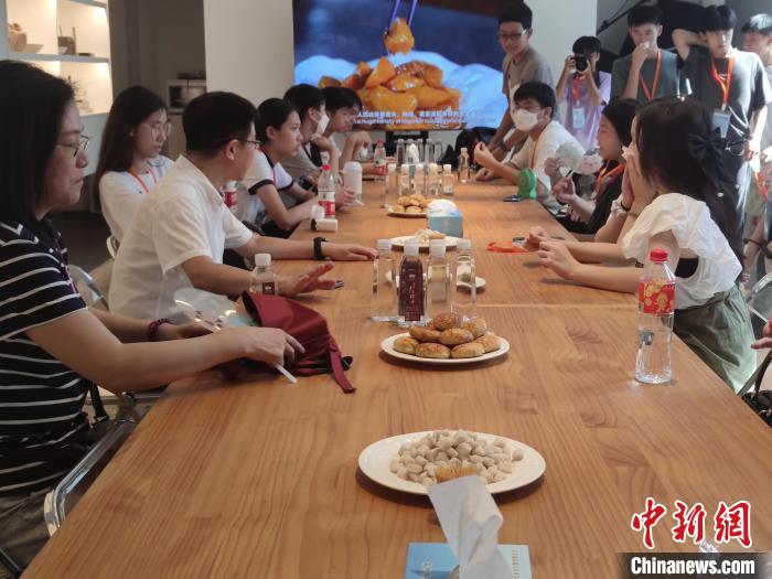 香港青年品嘗臨海小吃?！「碉w揚(yáng) 攝