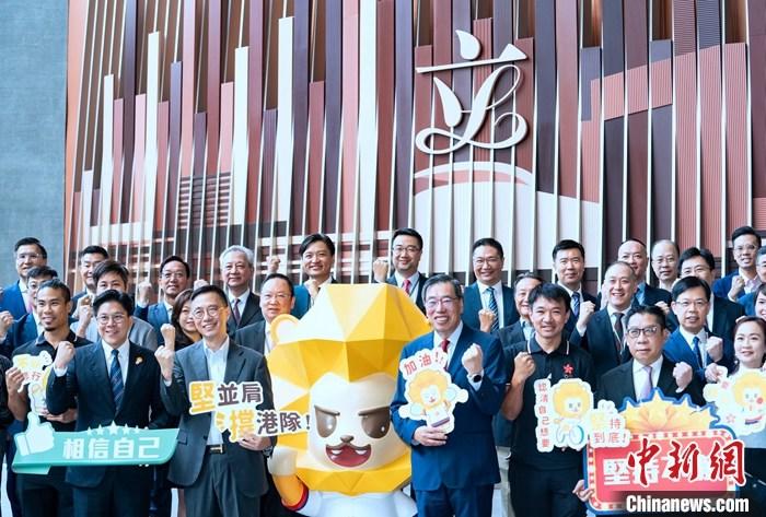 7月5日，香港文化體育及旅游局局長楊潤雄和香港立法會(huì)議員在立法會(huì)綜合大樓為即將出征杭州2022年第19屆亞運(yùn)會(huì)的中國香港代表團(tuán)加油打氣。 <a target='_blank' href='/'>中新社</a>記者 侯宇 攝