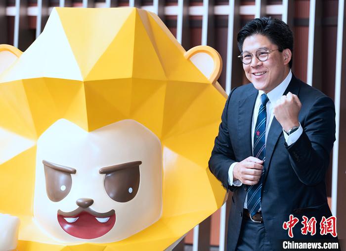 7月5日，香港立法會(huì)議員等在立法會(huì)綜合大樓為即將出征杭州2022年第19屆亞運(yùn)會(huì)的中國香港代表團(tuán)加油打氣。圖為立法會(huì)議員、中國香港體育協(xié)會(huì)暨奧委會(huì)副會(huì)長、本屆亞運(yùn)會(huì)中國香港代表團(tuán)團(tuán)長霍啟剛在代表團(tuán)吉祥物獅子“堅(jiān)仔”旁為運(yùn)動(dòng)員加油。 <a target='_blank' href='/'>中新社</a>記者 侯宇 攝