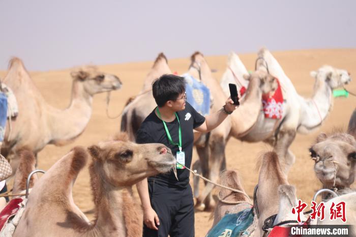 圖為臺(tái)胞體驗(yàn)大美內(nèi)蒙古?！⊥袐I供圖