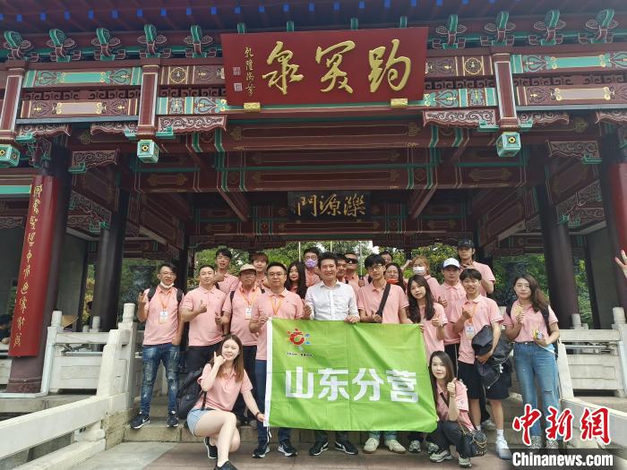 圖為兩岸青年在趵突泉合影?！畹钔?攝