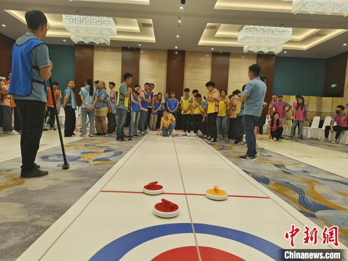 圖為兩岸青年開展旱地冰壺比賽?！畹钔?攝