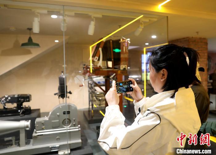 圖為臺(tái)商在原子城紀(jì)念館內(nèi)拍照。　薛蒂 攝