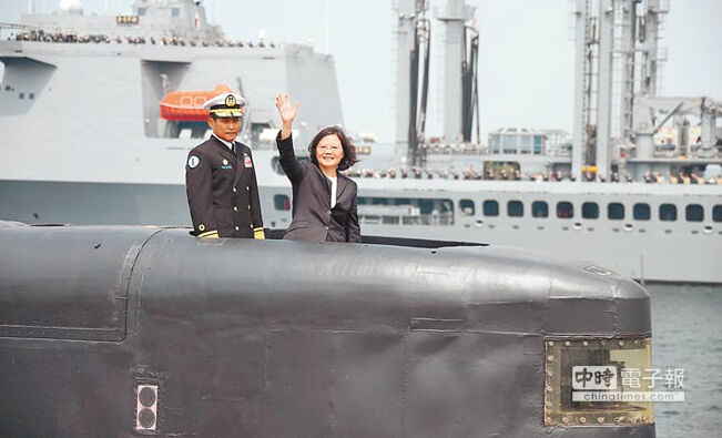 蔡英文炮制“陸上下水”典禮 臺軍“自造潛艦”被戲謔“旱鴨子”_1688702126609