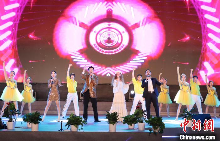 中俄邊境文化季系列活動開幕式演出現(xiàn)場?！∨＠?攝