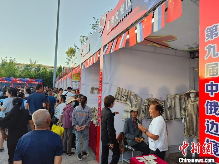游客和同江市民游覽中俄邊境文化季非遺文化展區(qū)?！〗x 攝