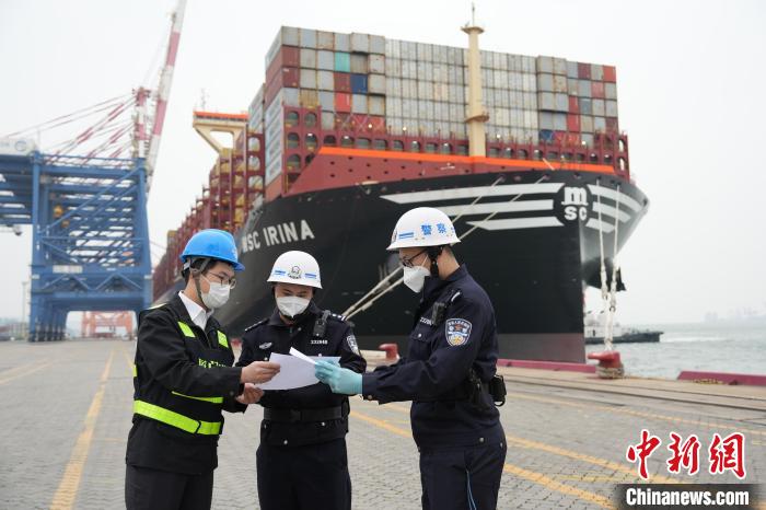 廈門邊檢總站東渡邊檢站移民管理警察正在對外輪開展監(jiān)護(hù)?！×秩趔?攝