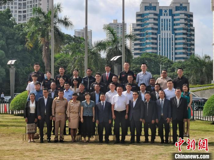 圖為參加開班儀式的成員合照留念?！√莆登?攝