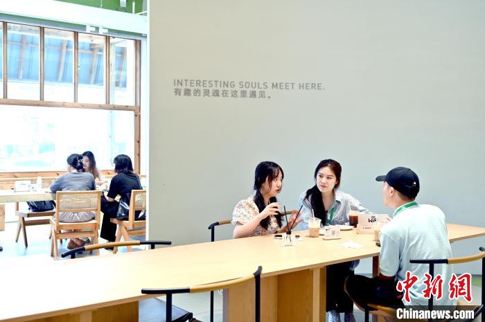 青年們?cè)谏虾Ｇ嗌倌陝?chuàng)新學(xué)院總部基地YSPACE內(nèi)。　上海團(tuán)市委供圖