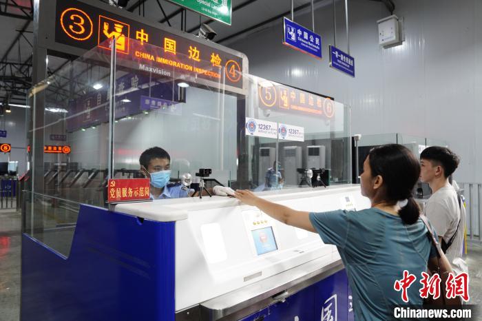 圖為民警為旅客辦理手續(xù)?！『涌谶厵z站供圖